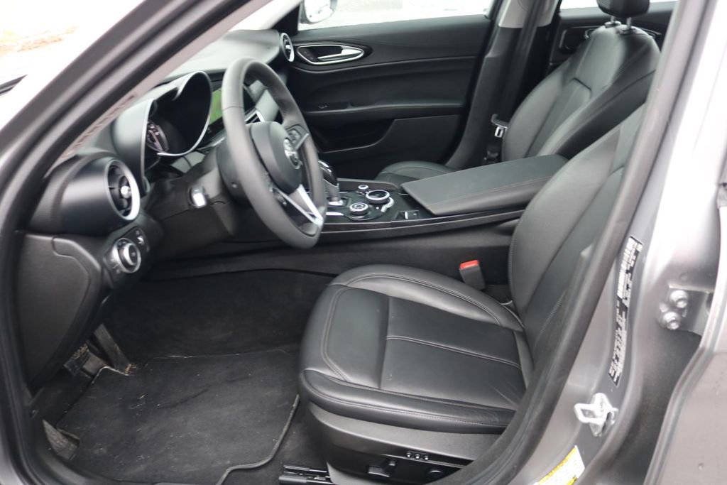 Used 2017 Alfa Romeo Giulia AWD image 10