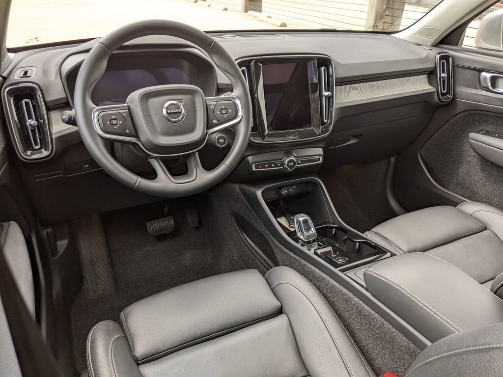 Certified 2025 Volvo XC40 B5 Plus image 12