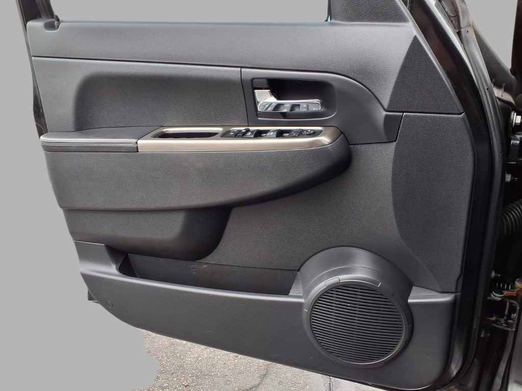 Used 2012 Jeep Liberty Limited Jet w/ Chrome Accents Group image 18