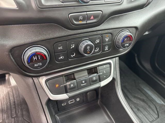 Used 2024 GMC Terrain SLE w/ Driver Convenience Package FWD image 24
