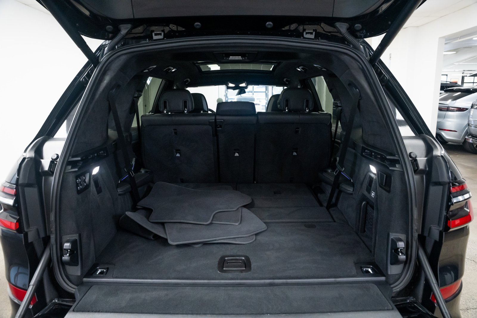 Used 2023 BMW X7 M60i w/ Executive Package image 8