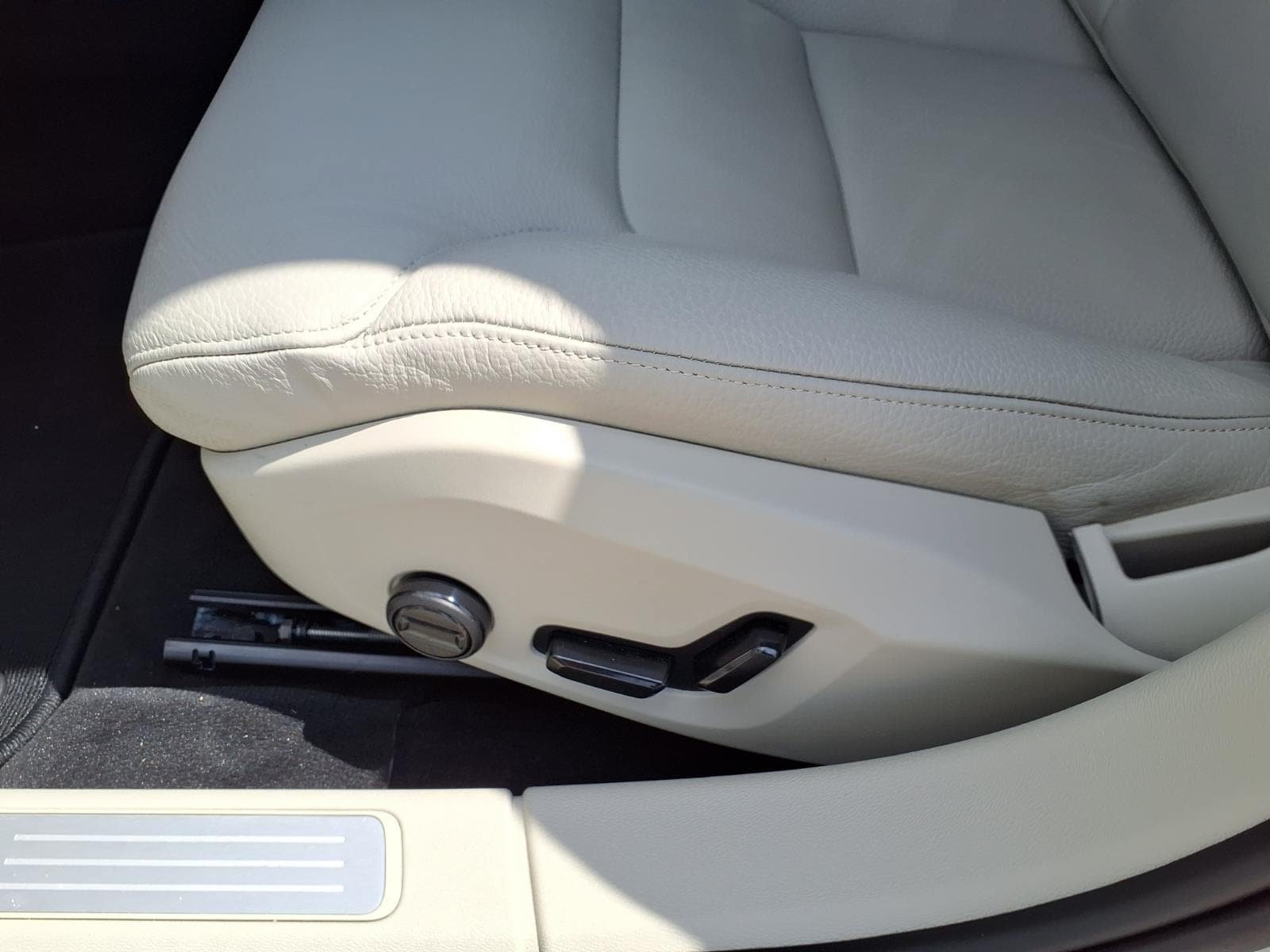 Certified 2025 Volvo S60 B5 Plus AWD/4WD image 23