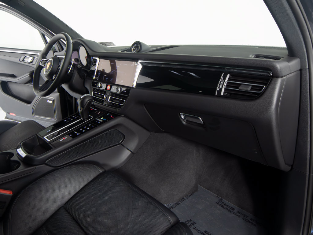 Certified 2026 Porsche Macan AWD/4WD image 34
