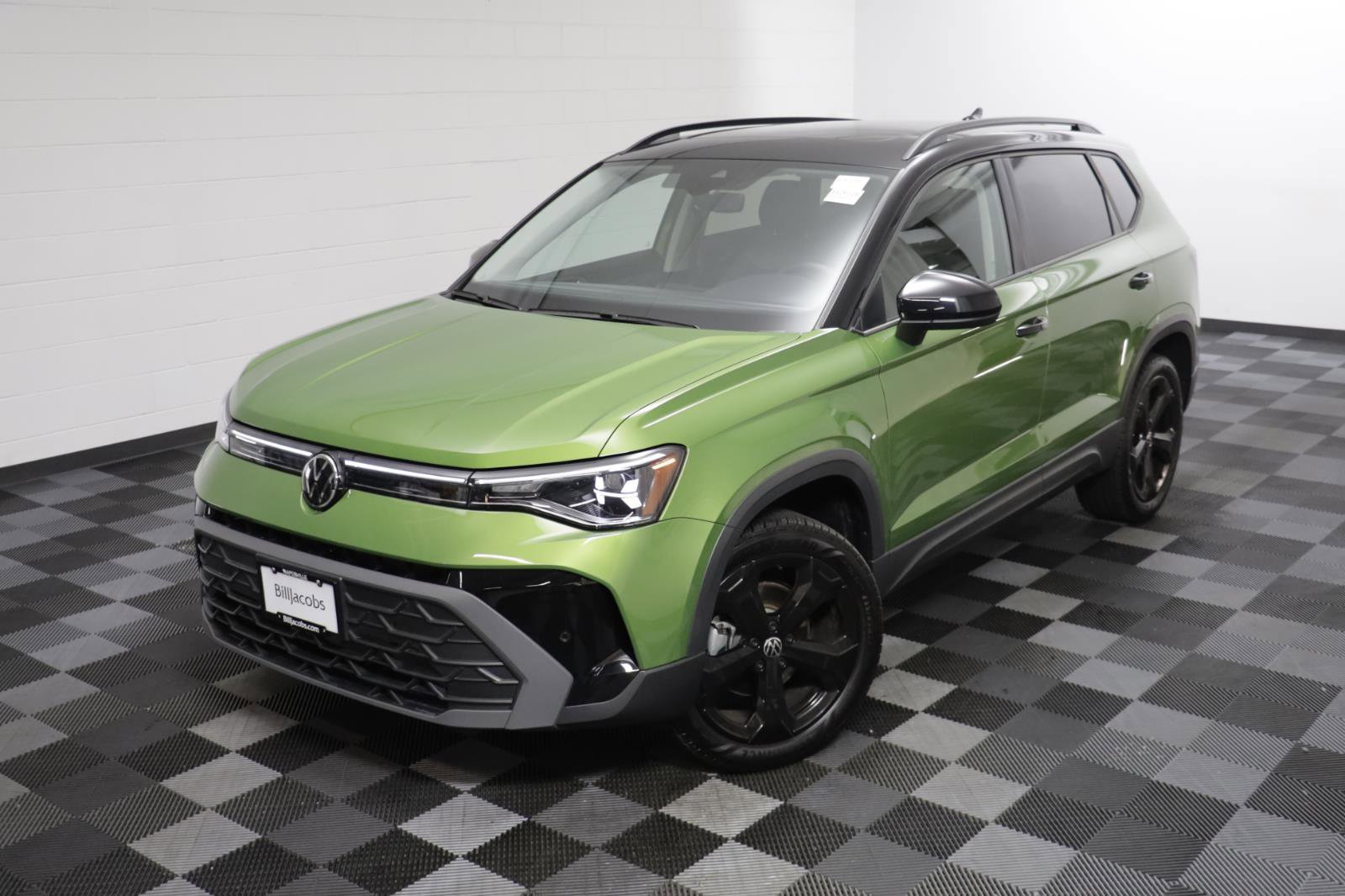 Used 2025 Volkswagen Taos SE image 2