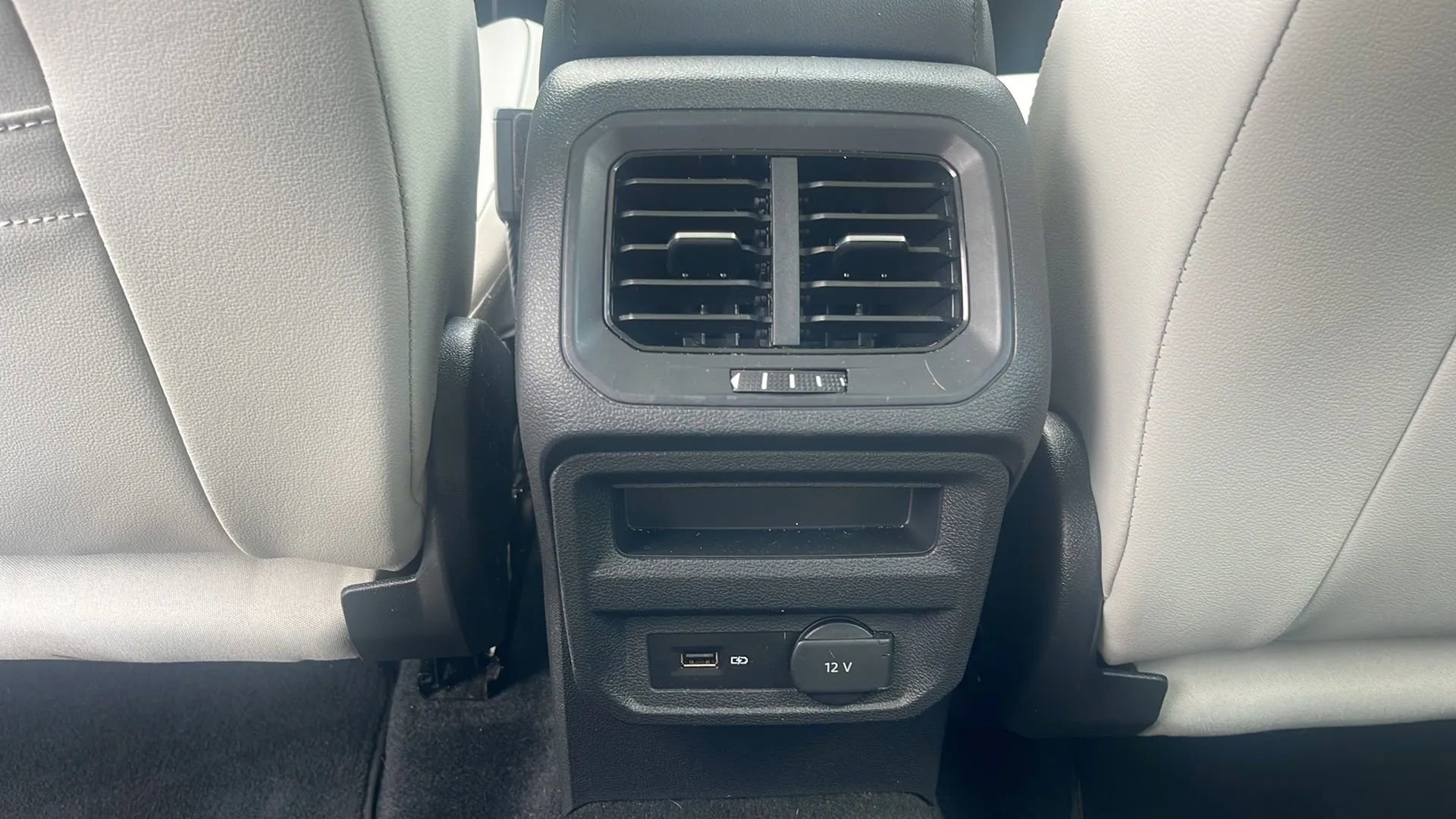 Used 2019 Volkswagen Tiguan SEL Premium image 32