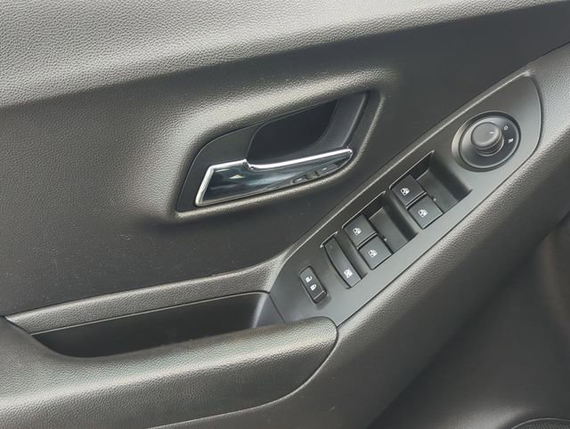 Used 2021 Chevrolet Trax LT w/ LT Convenience Package image 13