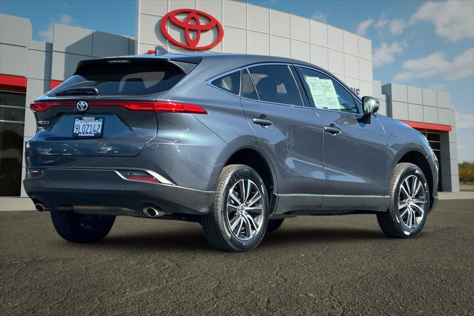 Used 2024 Toyota Venza LE AWD/4WD image 3
