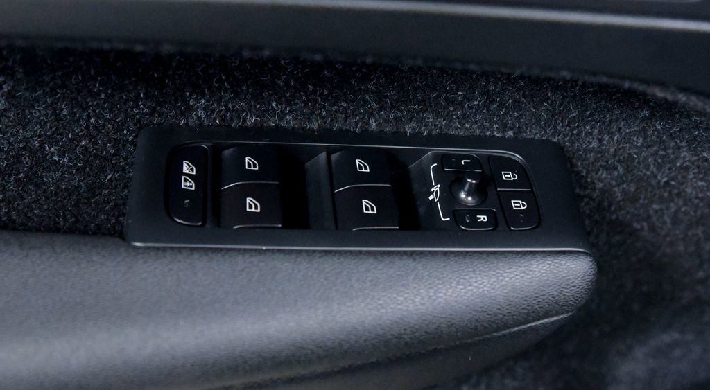 Used 2020 Volvo XC40 T5 R-Design w/ Protection Package Premier image 15