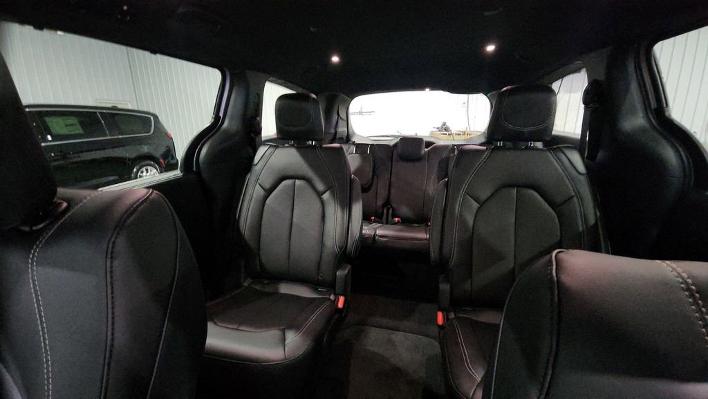 New 2026 Chrysler Pacifica Select AWD/4WD image 12