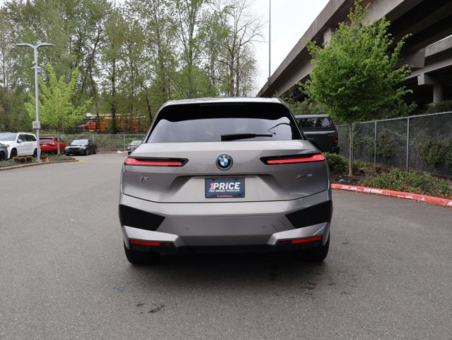 Used 2023 BMW iX xDrive50 w/ Sport Package AWD/4WD image 9
