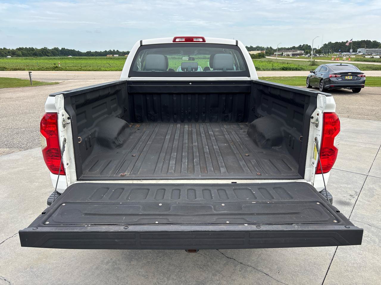 Used 2016 Toyota Tundra SR w/ Tow Package RWD image 6