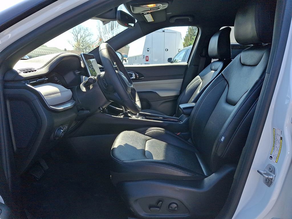 Used 2025 Jeep Compass Limited image 12