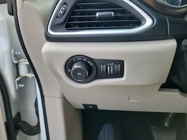 Used 2018 Chrysler Pacifica Touring-L image 14