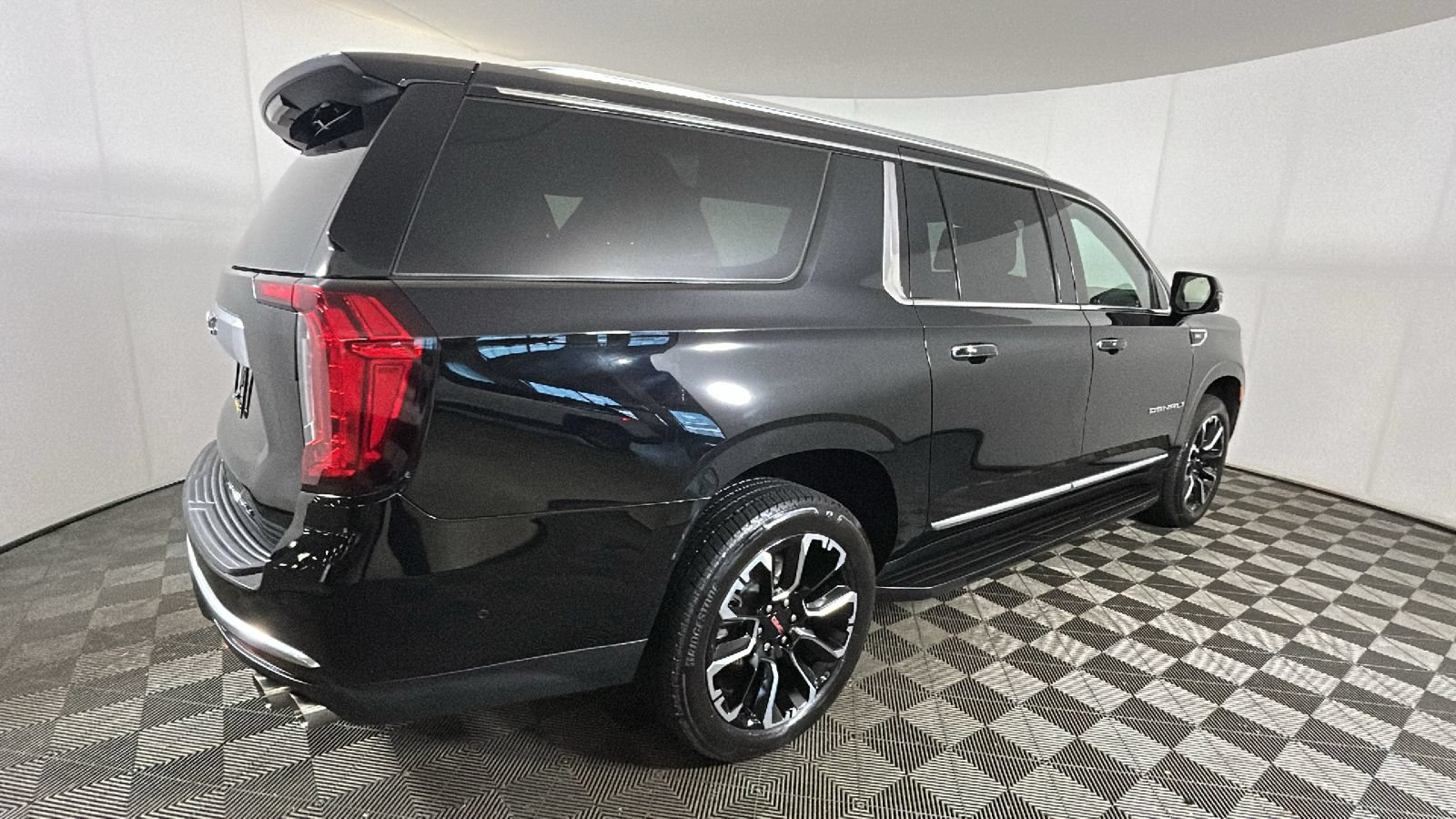 Used 2024 GMC Yukon XL Denali w/ Advanced Technology Package AWD/4WD image 3