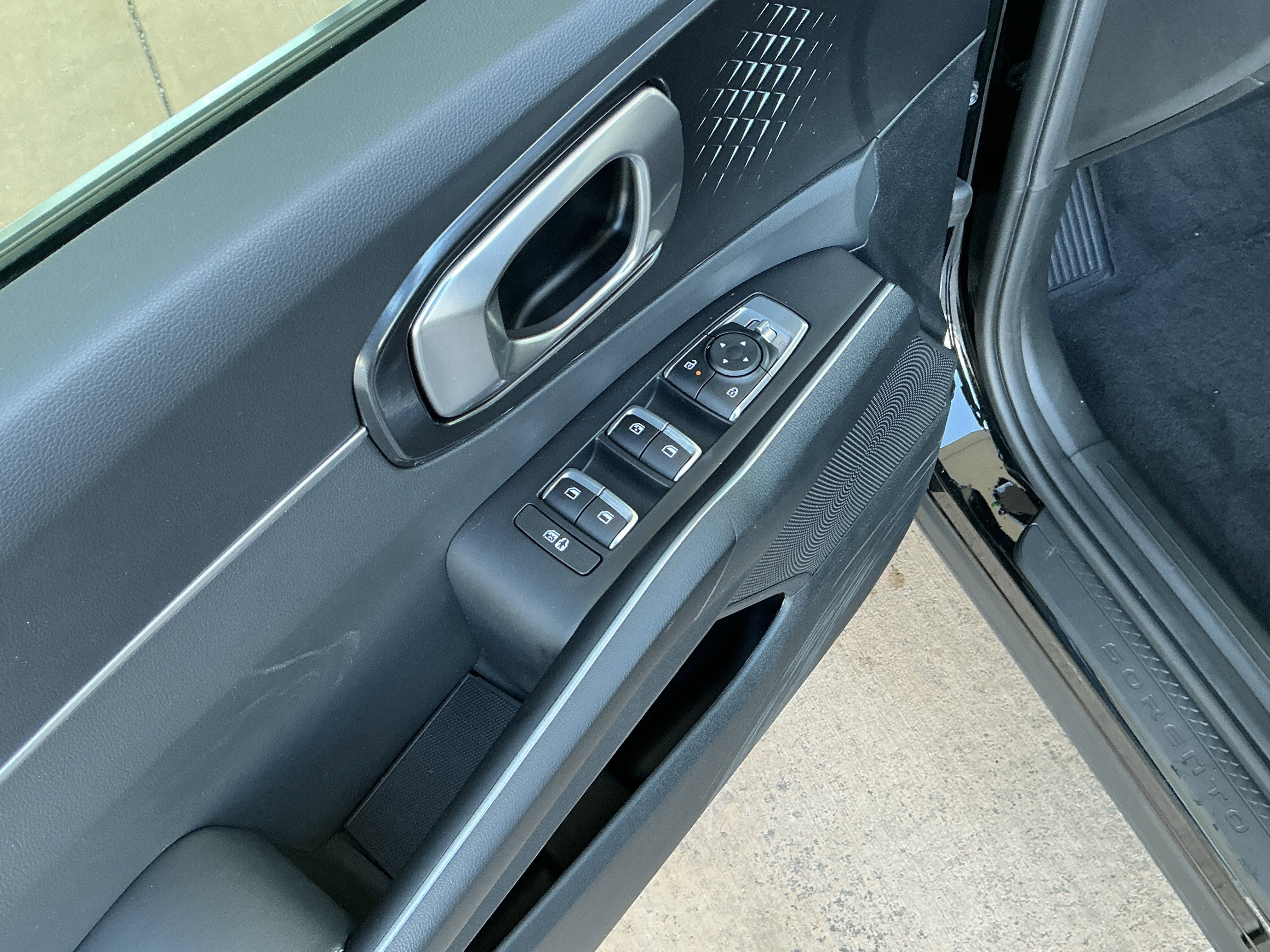 Used 2025 Kia Sorento LX image 15