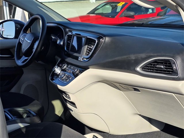 Used 2020 Chrysler Pacifica Touring image 17