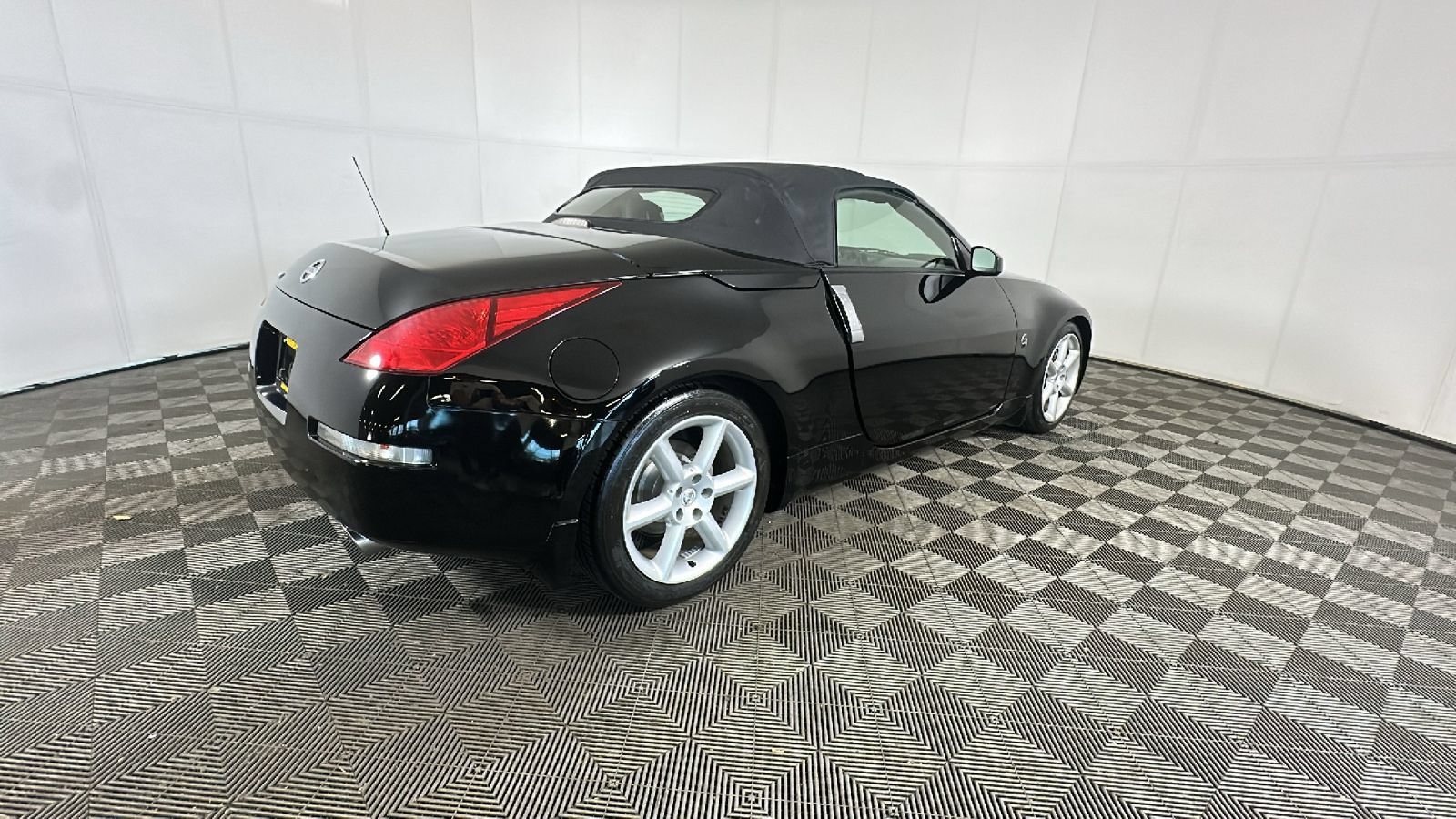 Used 2004 Nissan 350Z Touring RWD image 3