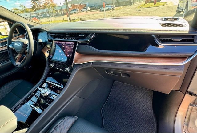 New 2025 Jeep Grand Cherokee Summit image 16