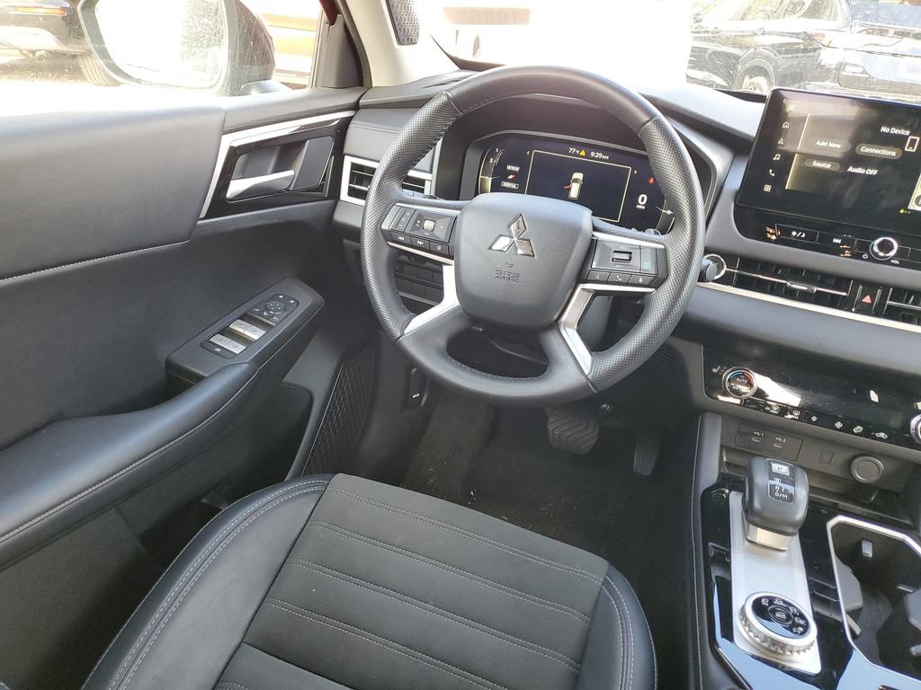 Used 2025 Mitsubishi Outlander SE FWD image 10