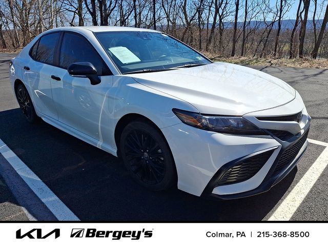 Used 2022 Toyota Camry SE image 3