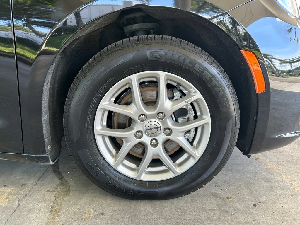 Used 2024 Chrysler Pacifica Touring-L FWD image 19