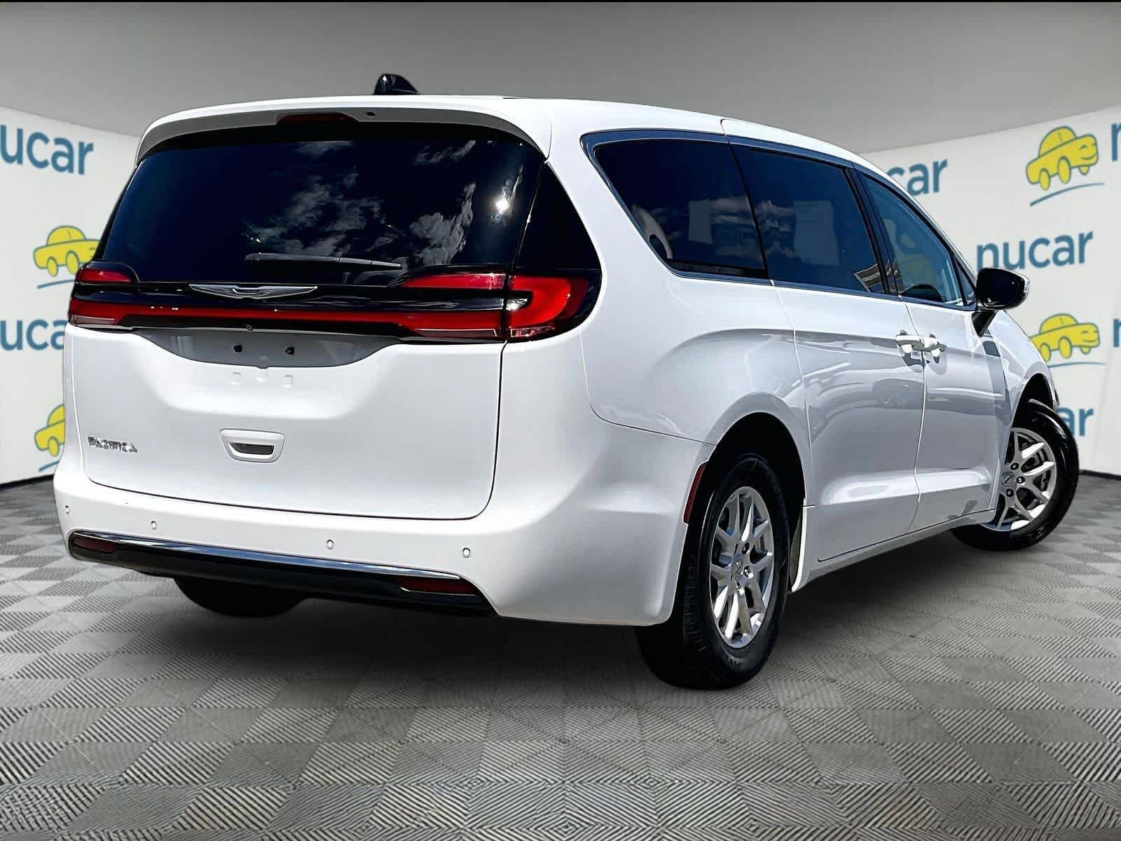 Used 2023 Chrysler Pacifica Touring-L FWD image 6