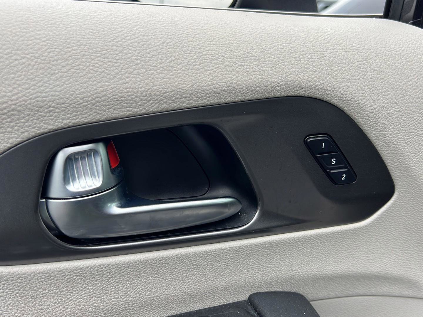 Used 2023 Chrysler Pacifica Touring-L FWD image 13