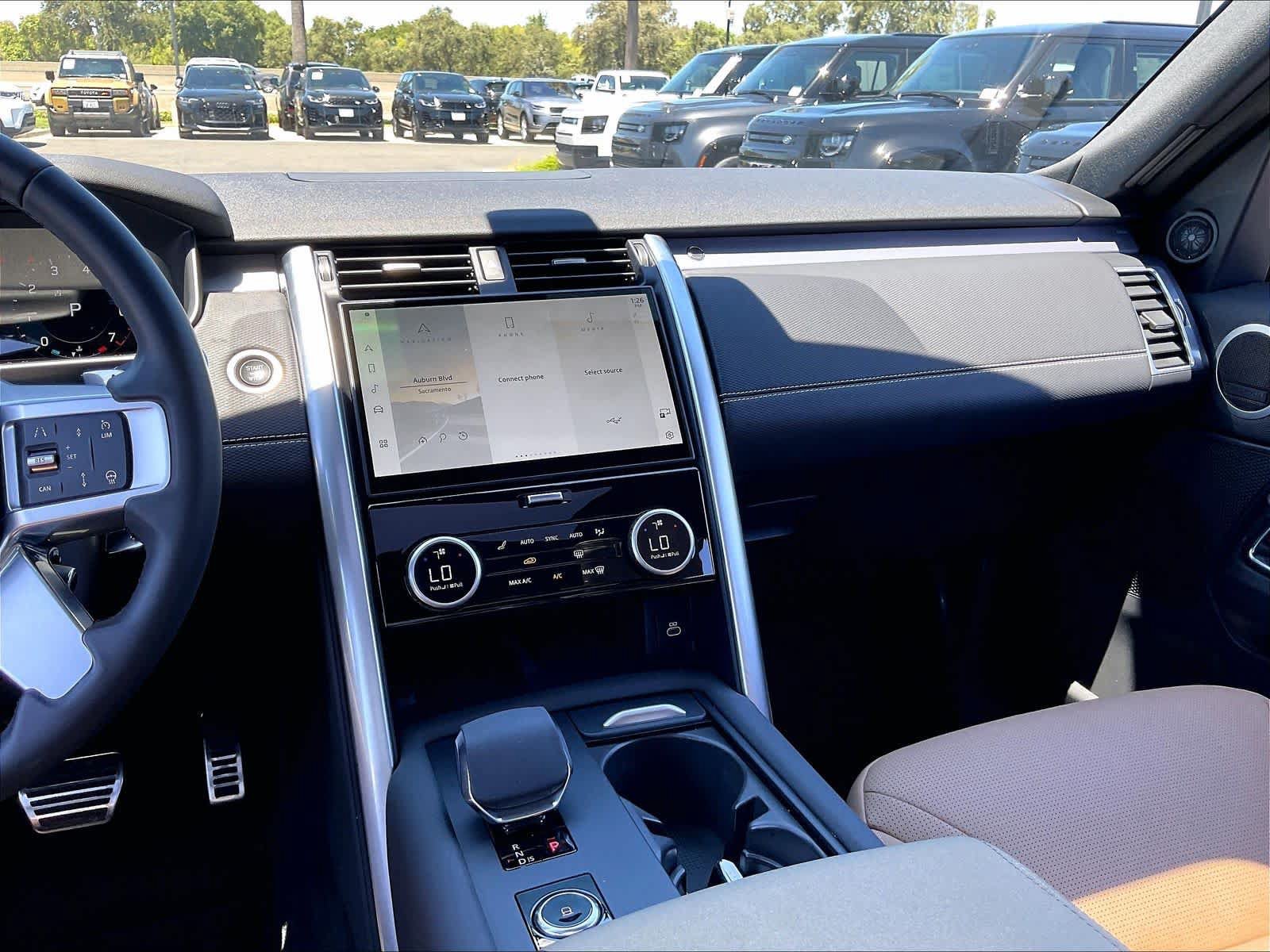 Used 2025 Land Rover Discovery Dynamic SE AWD/4WD image 6