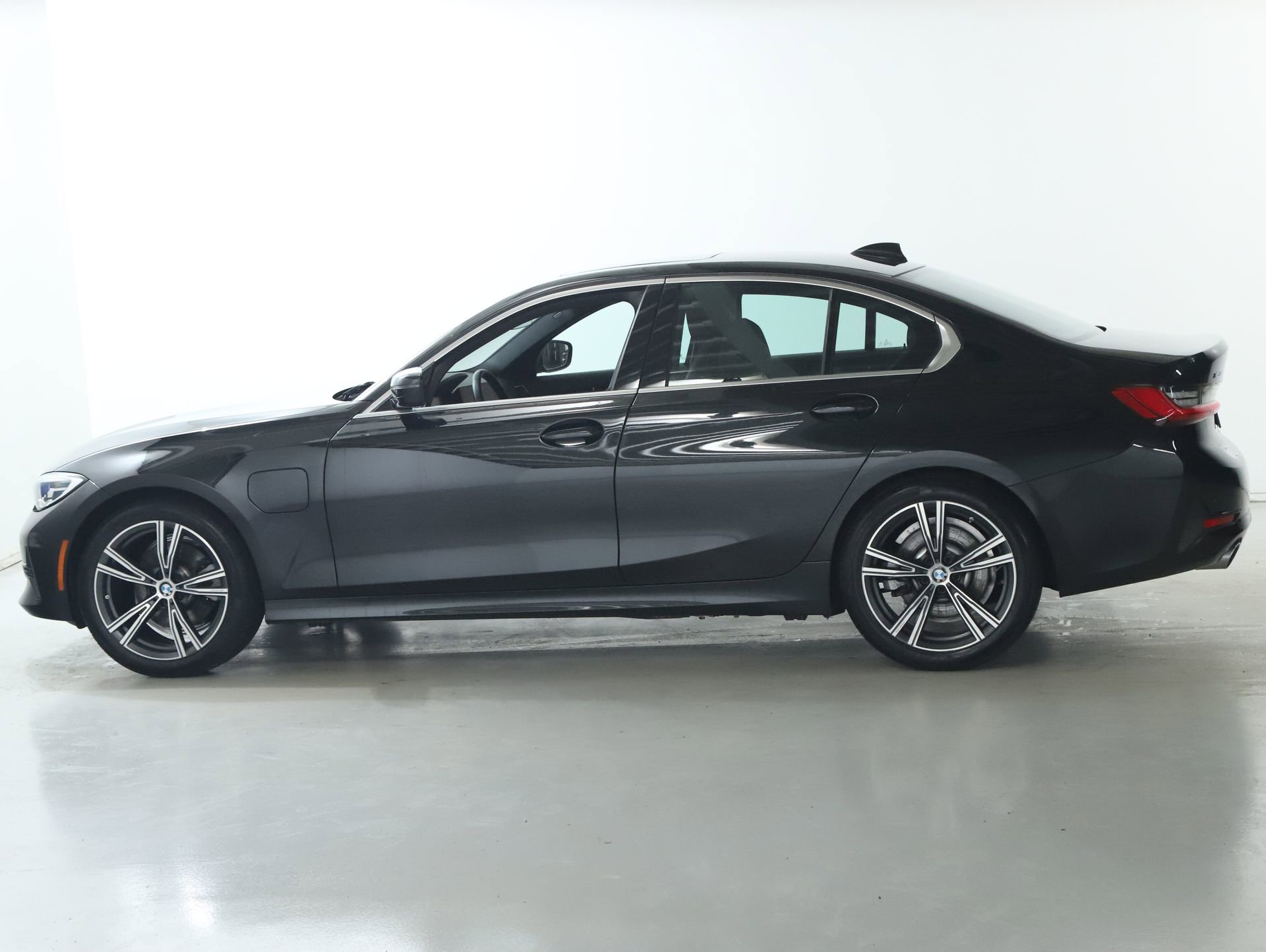 Used 2021 BMW 330e xDrive w/ Premium Package image 40