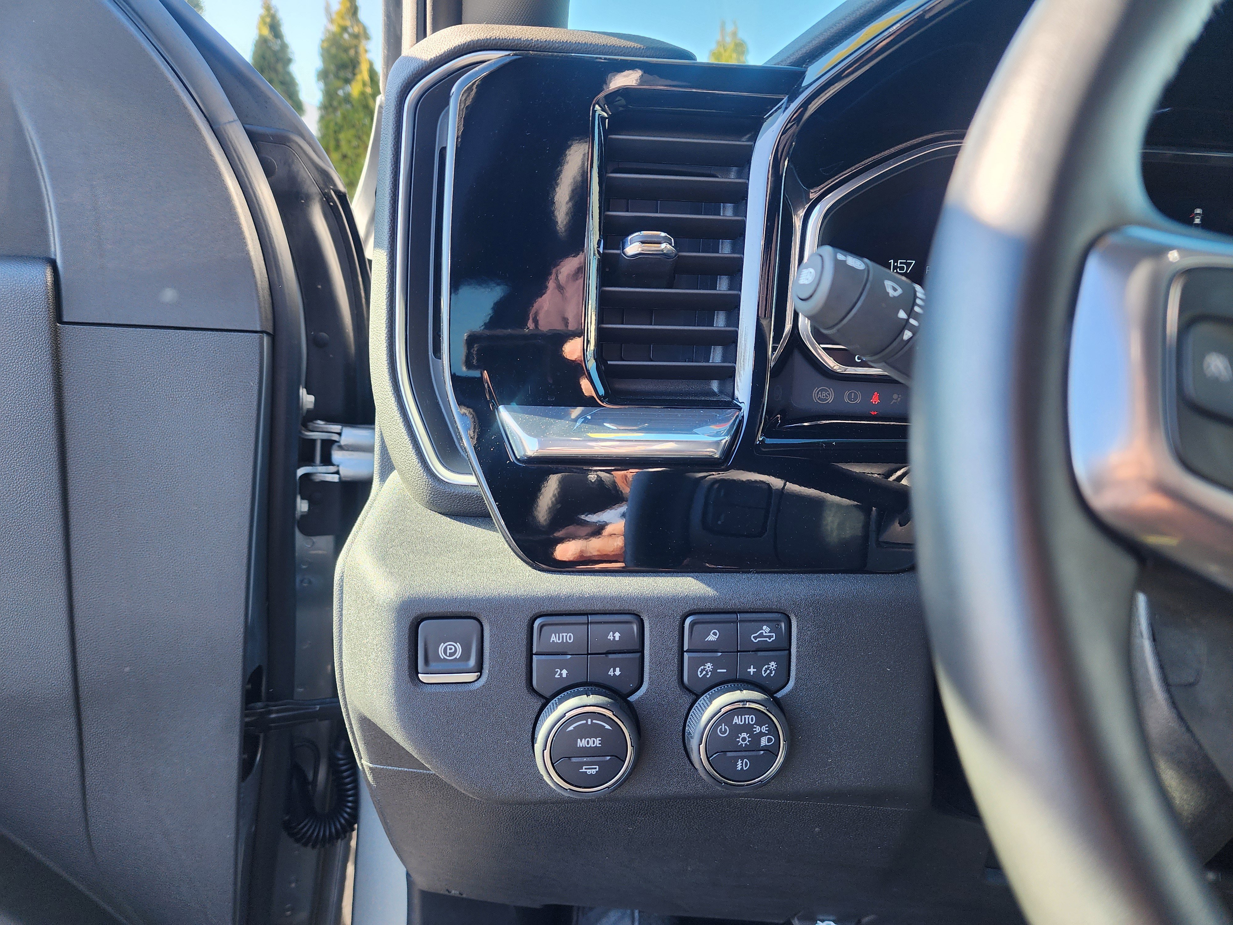 Used 2025 Chevrolet Silverado 2500 LTZ w/ LTZ Convenience Package image 19