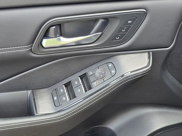 Used 2025 Nissan Rogue SL w/ Tech Package image 27