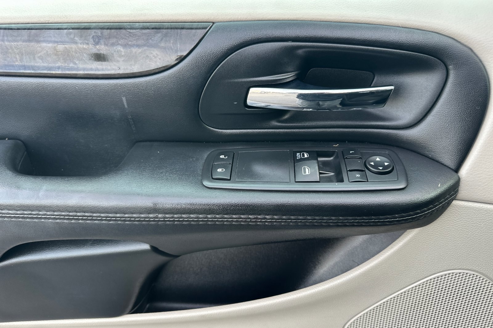 Used 2017 Dodge Grand Caravan SE image 11