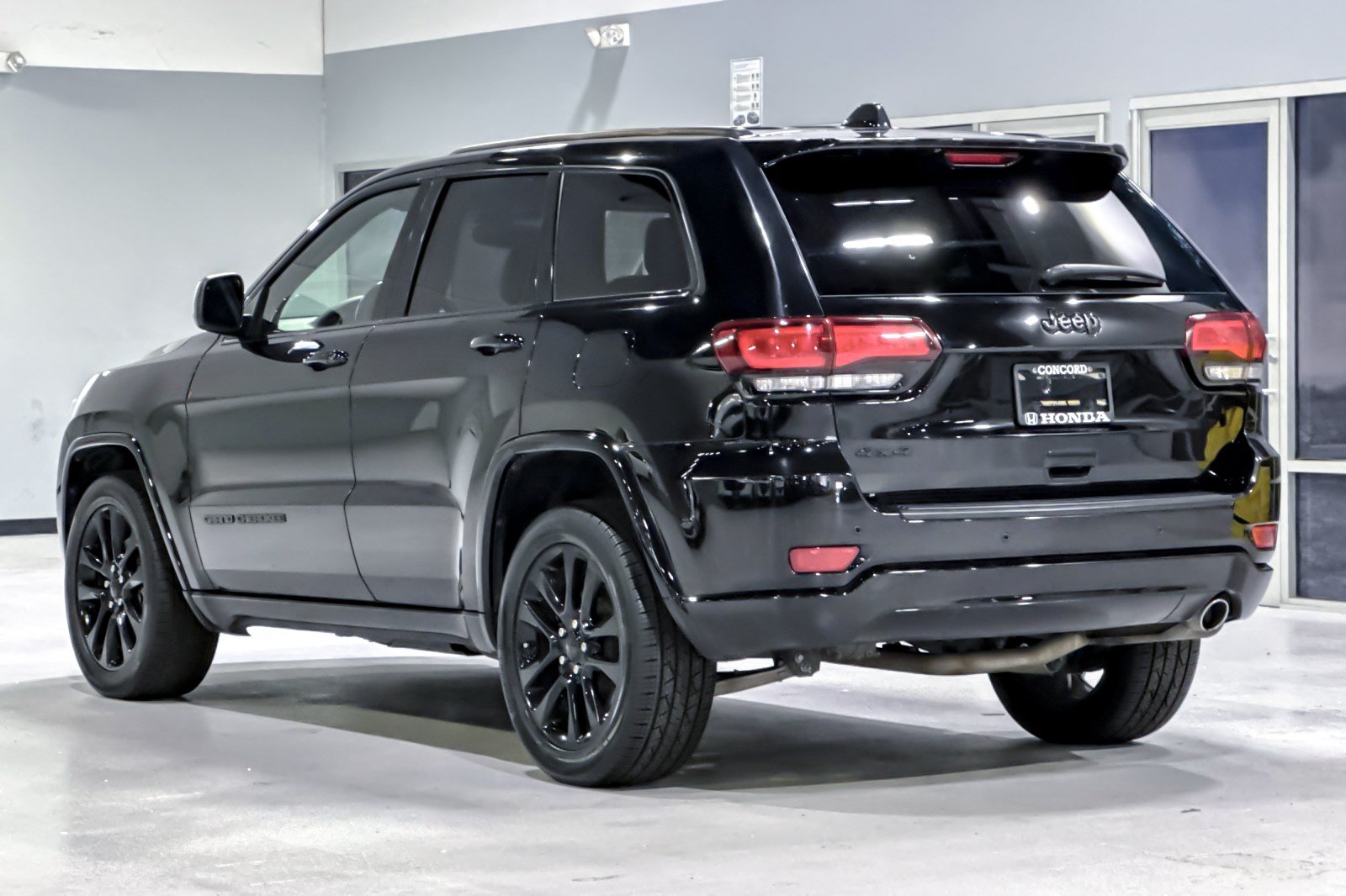 Used 2020 Jeep Grand Cherokee Altitude AWD/4WD image 3