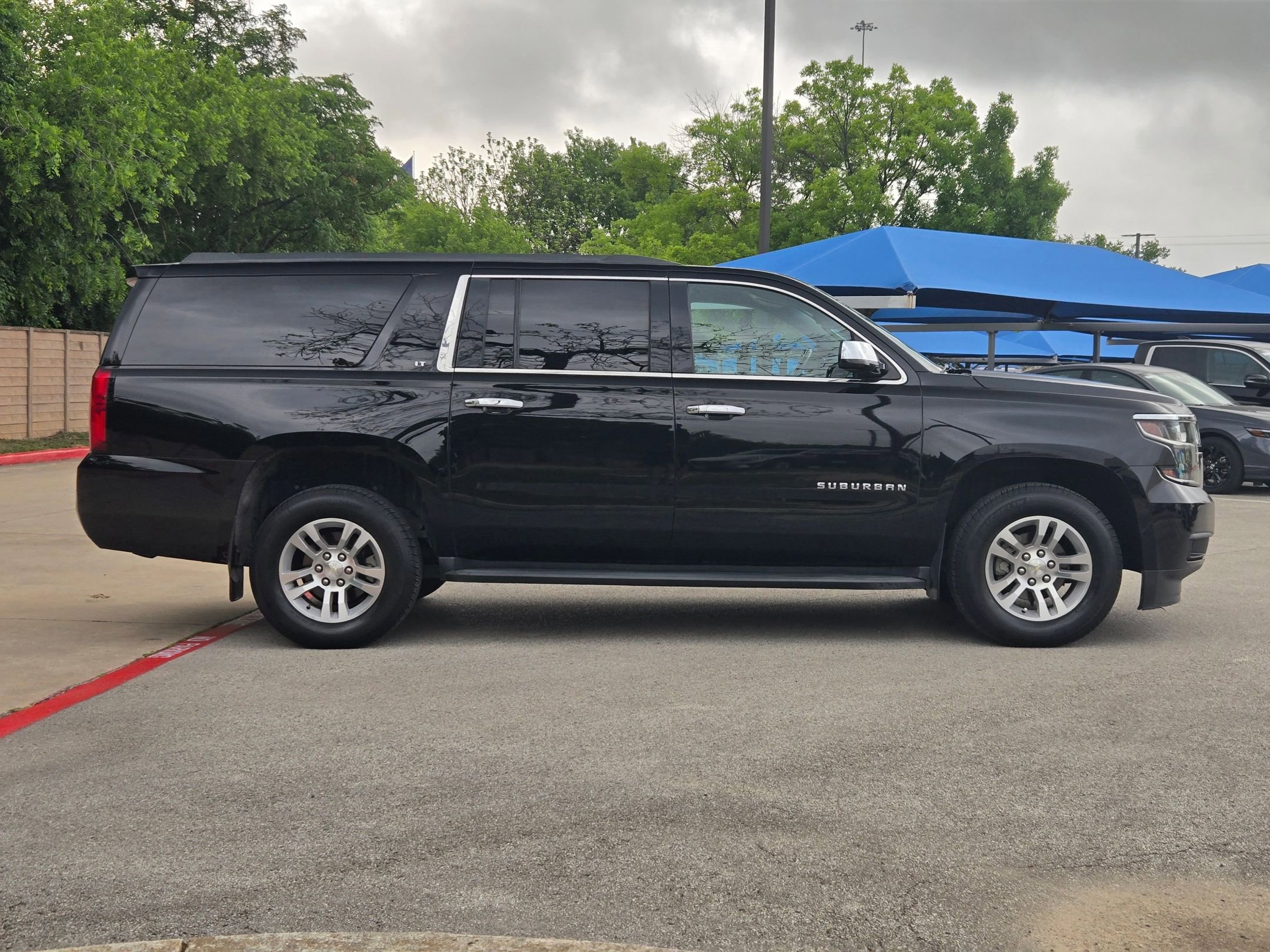 Used 2018 Chevrolet Suburban LT image 2