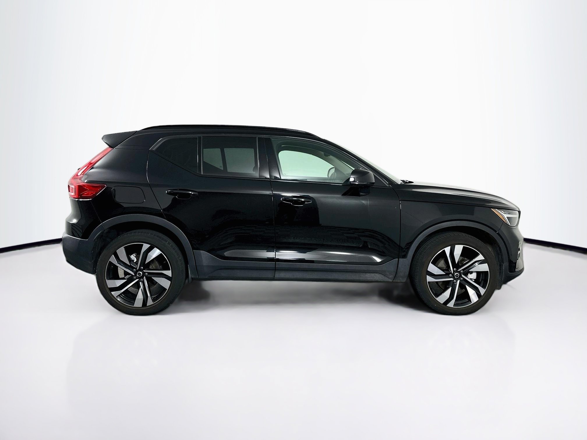 Used 2025 Volvo XC40 B5 Plus AWD/4WD image 10