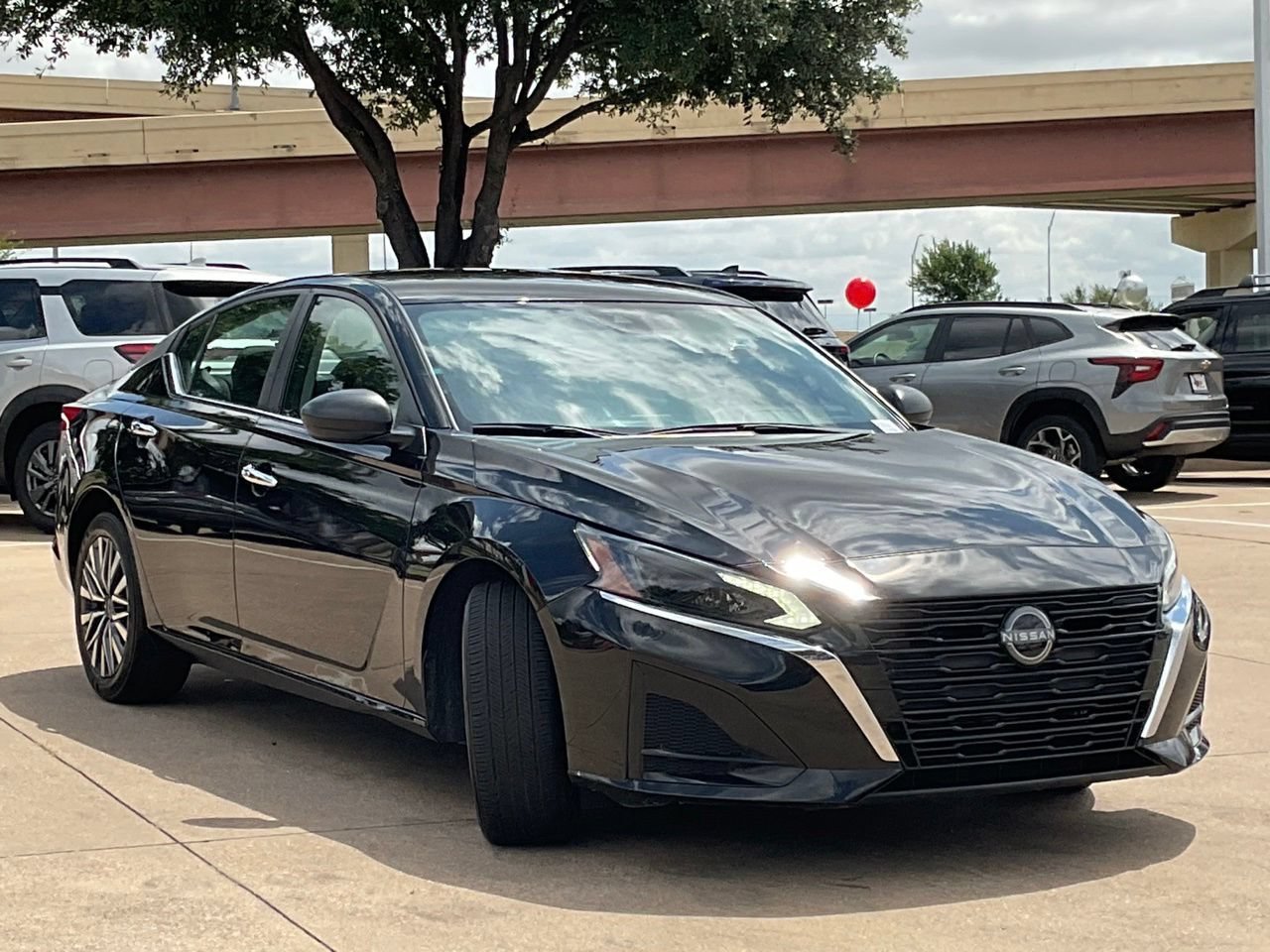 Used 2025 Nissan Altima 2.5 SV FWD image 3