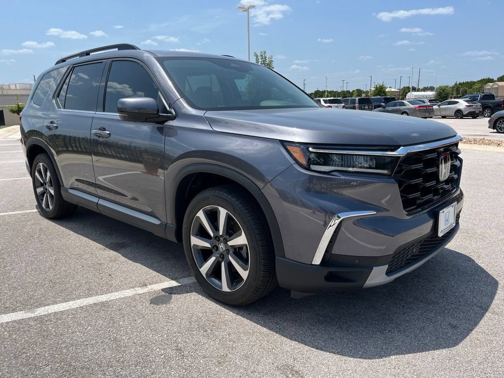 Certified 2025 Honda Pilot Touring image 3