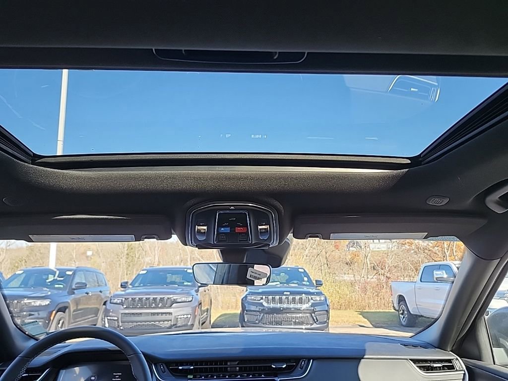 New 2025 Jeep Grand Cherokee Laredo X w/ Luxury Tech Group I AWD/4WD image 21