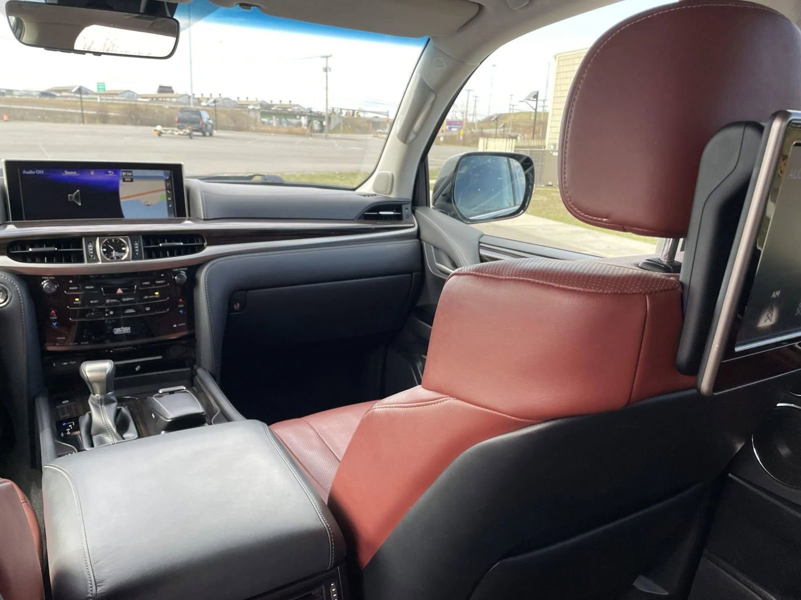Used 2021 Lexus LX 570 4WD w/ Luxury Package image 37