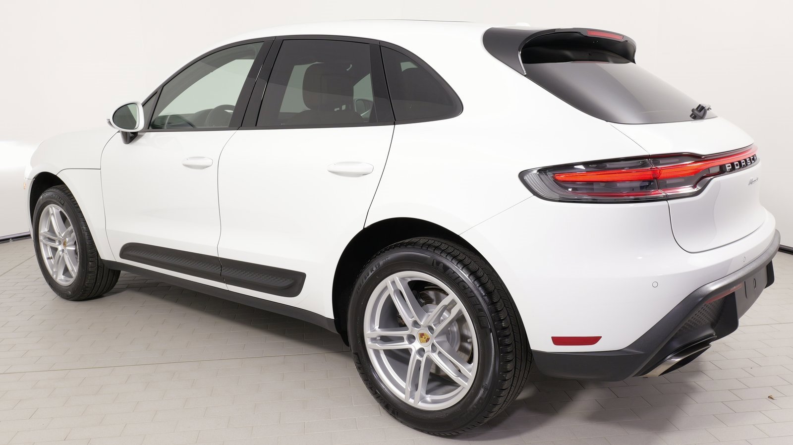 Used 2025 Porsche Macan image 18