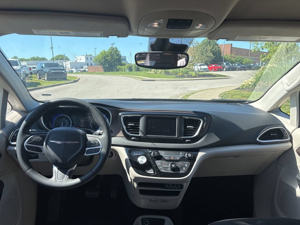 Used 2023 Chrysler Voyager LX FWD image 5