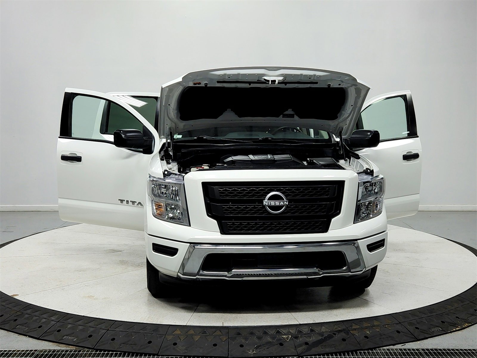 Used 2023 Nissan Titan SV image 10
