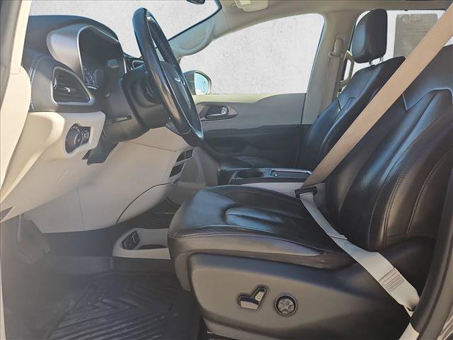 Used 2021 Chrysler Pacifica Touring-L image 16