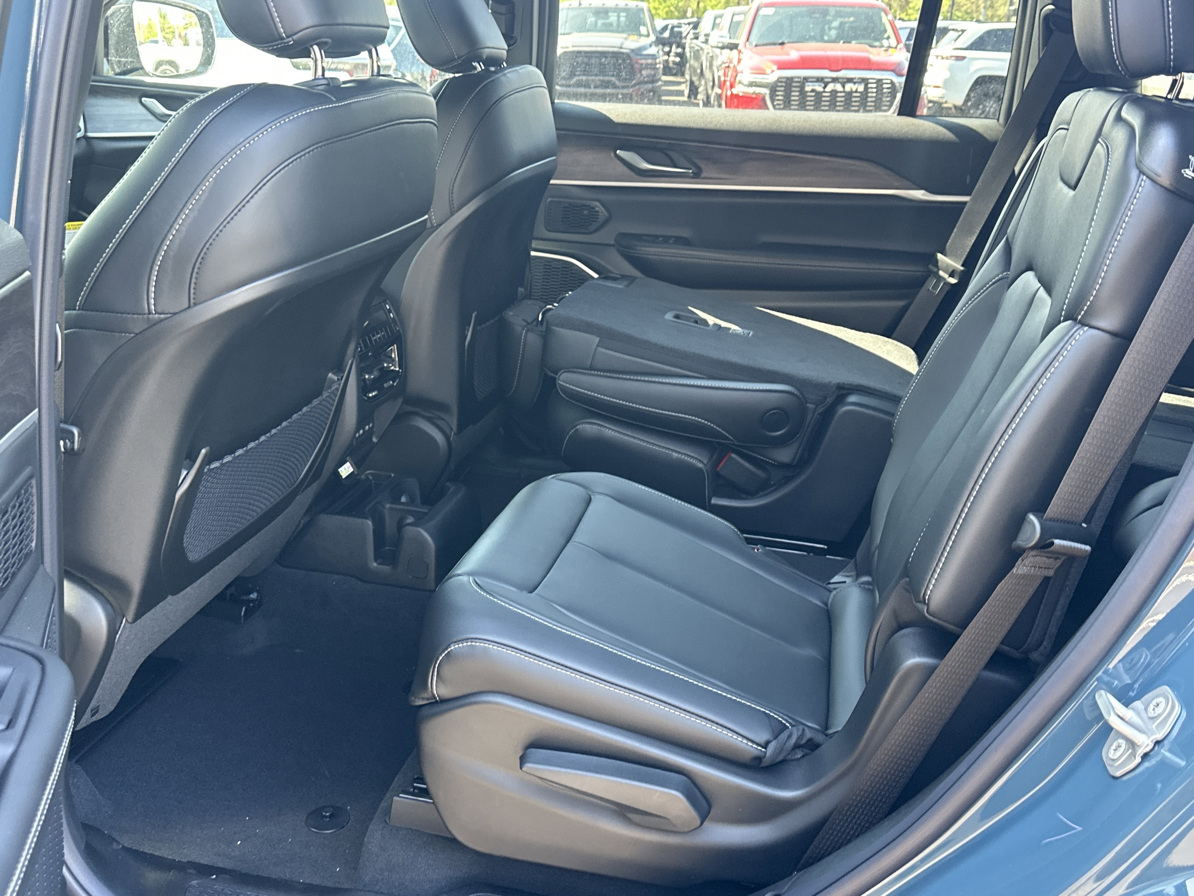 New 2026 Jeep Grand Cherokee L Limited w/ Limited Altitude Package AWD/4WD image 29