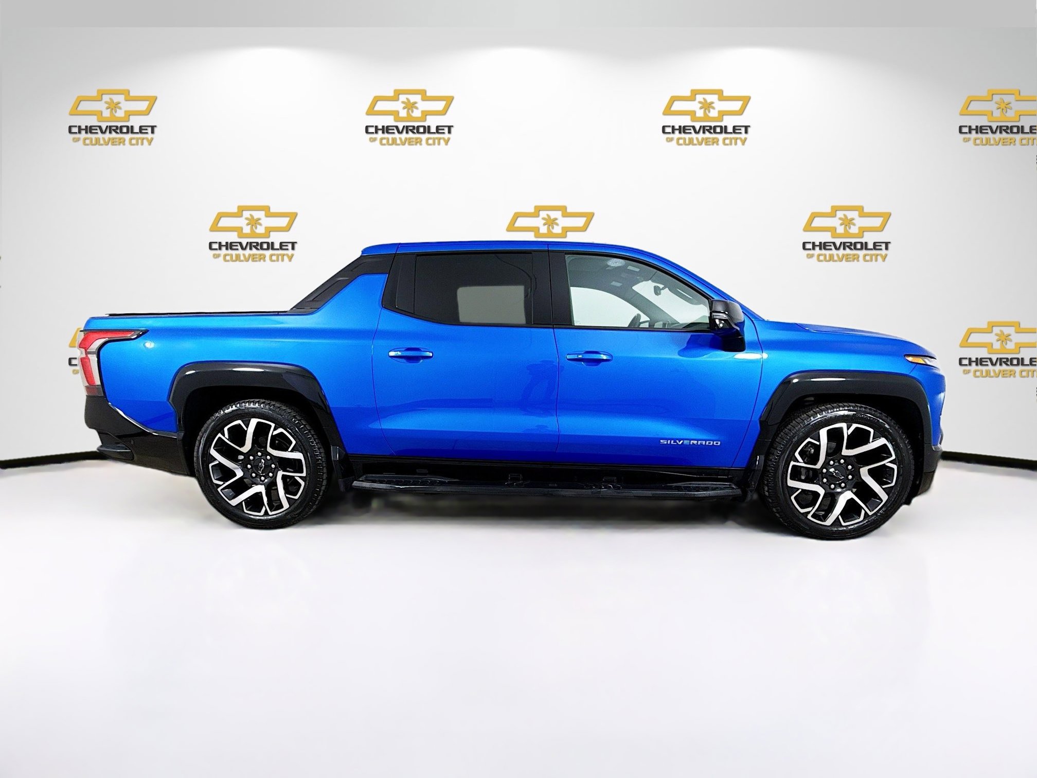 Used 2025 Chevrolet Silverado EV RST AWD/4WD image 8