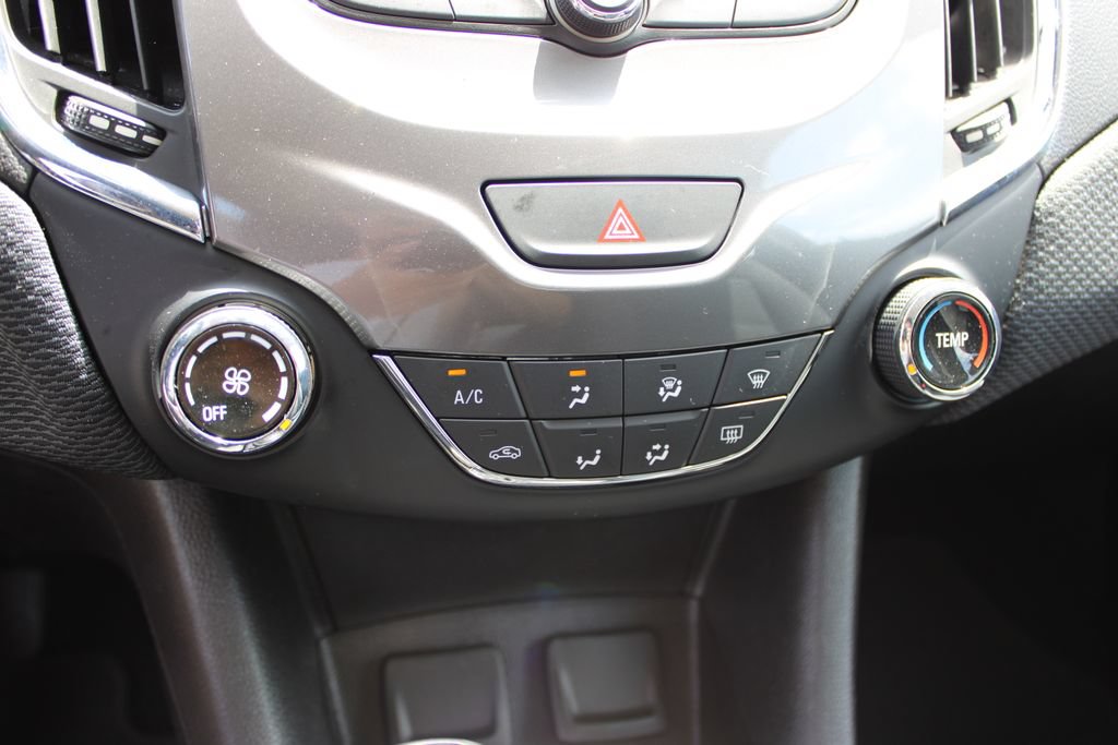 Certified 2018 Chevrolet Cruze LT FWD image 18
