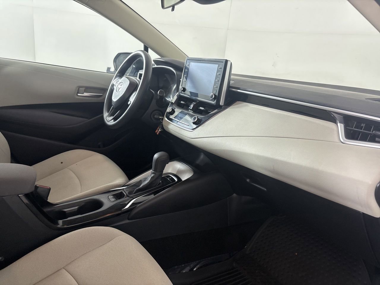 Used 2020 Toyota Corolla LE image 30