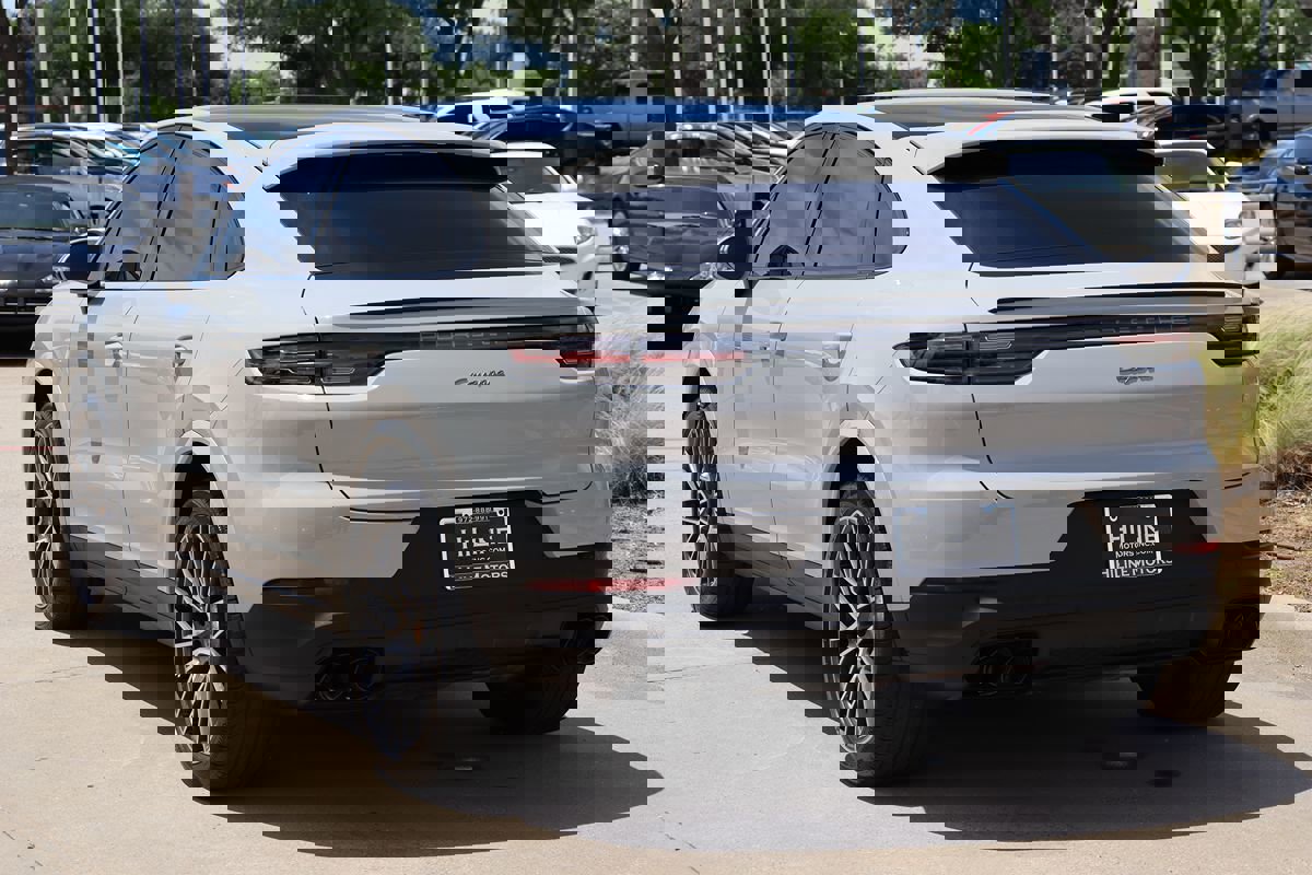 Used 2022 Porsche Cayenne Platinum Edition image 7