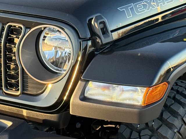 Used 2025 Jeep Gladiator Mojave AWD/4WD image 4