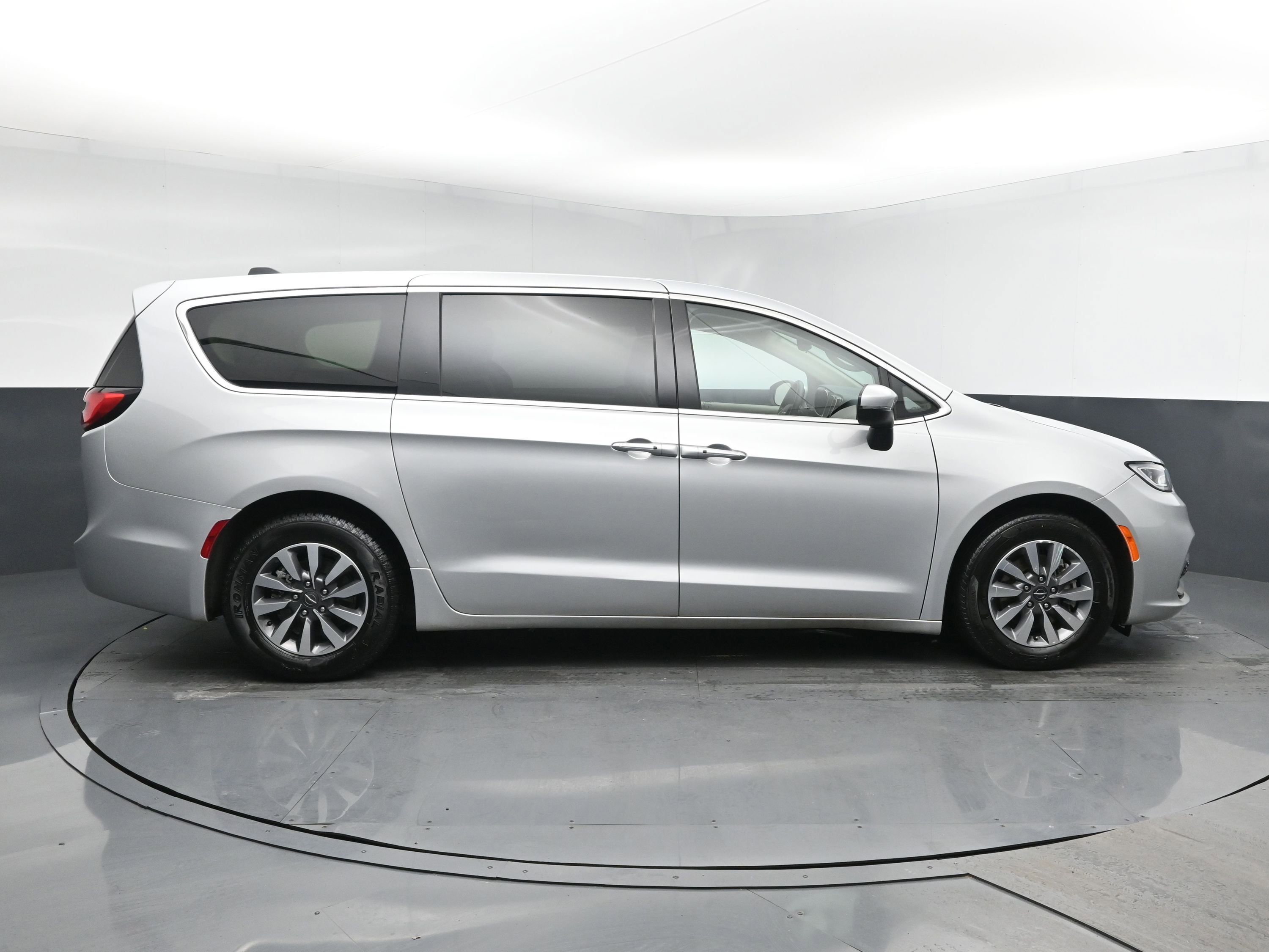 Used 2023 Chrysler Pacifica Touring-L image 3